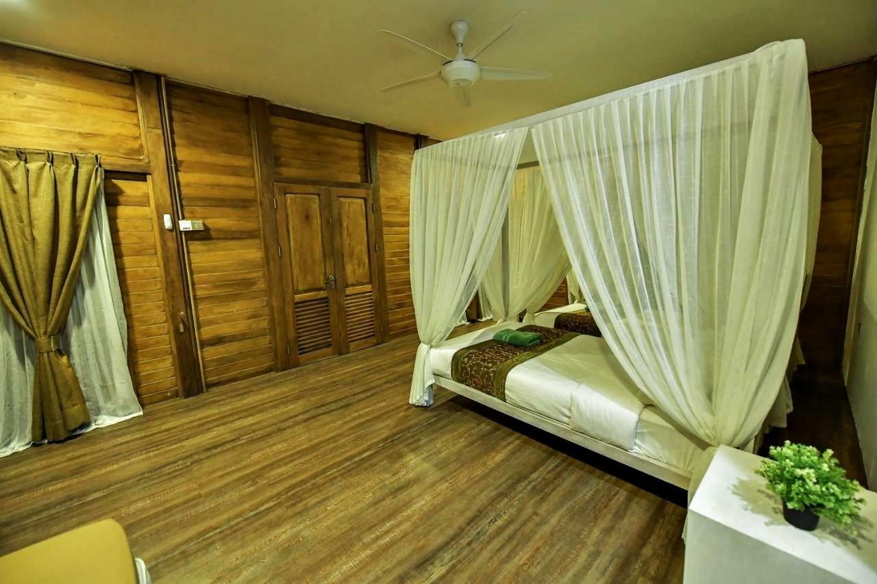 Bayu Lestari Island Resort Mersing Esterno foto