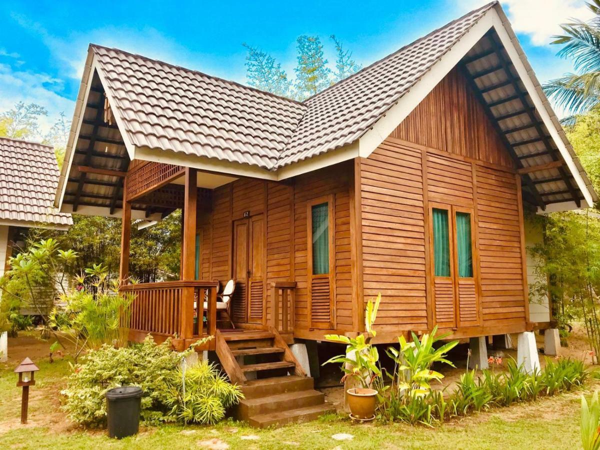 Bayu Lestari Island Resort Mersing Esterno foto